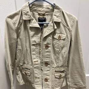 Fitted jacket with functional and decorative pockets